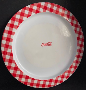 7480-4 € 3,00 coca cola plastic borden set van 2 stuks.jpeg